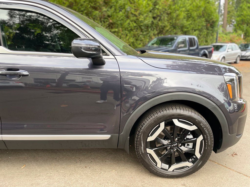 Used 2025 Kia Telluride EX w/ EX Captain's Chair Package AWD/4WD image 2