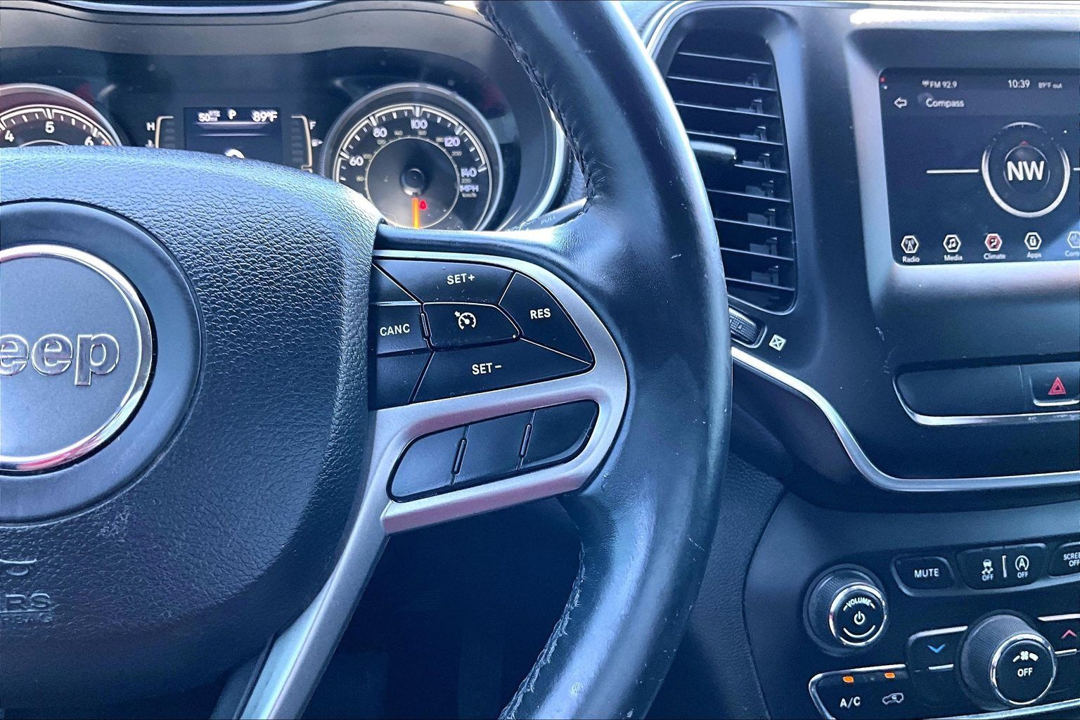 Used 2019 Jeep Cherokee Latitude w/ Cold Weather Group AWD/4WD image 19