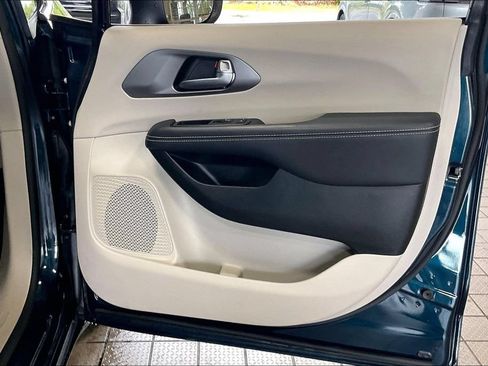 Used 2023 Chrysler Pacifica Touring-L FWD image 23