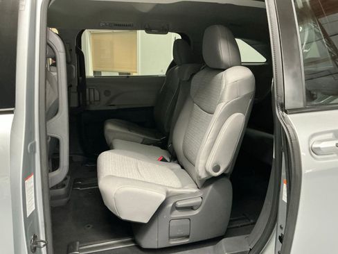 Used 2021 Toyota Sienna LE image 19