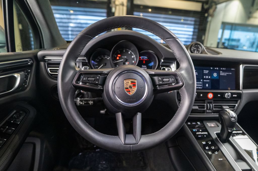 Certified 2025 Porsche Macan AWD/4WD image 32