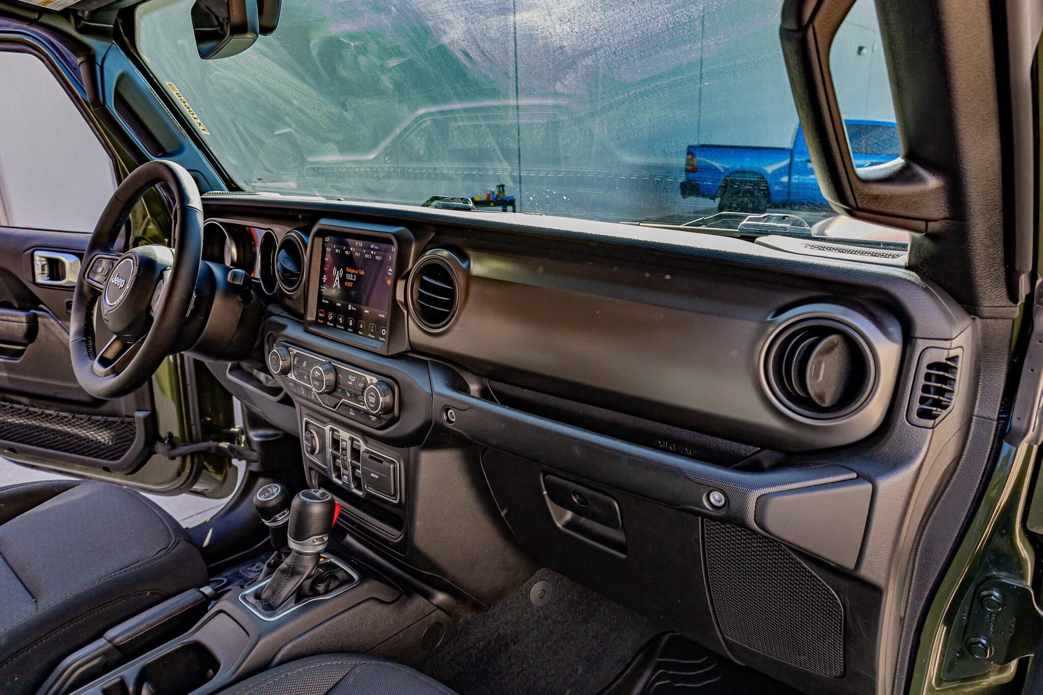 Used 2023 Jeep Gladiator Sport AWD/4WD image 18
