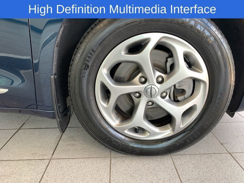 Used 2022 Chrysler Pacifica Limited w/ Uconnect Theater Family Group image 24