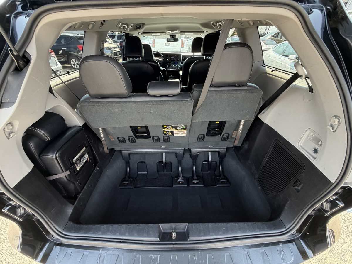 Used 2019 Toyota Sienna SE w/ Carpet Mat Package FWD image 20