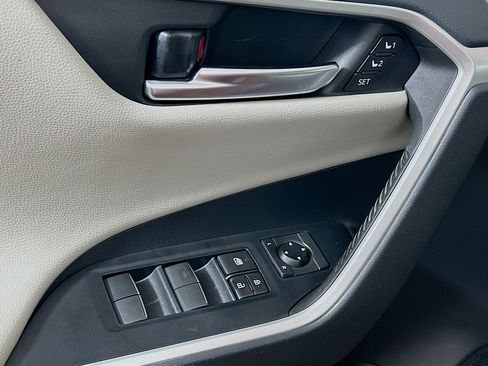 Used 2019 Toyota RAV4 Limited FWD image 15