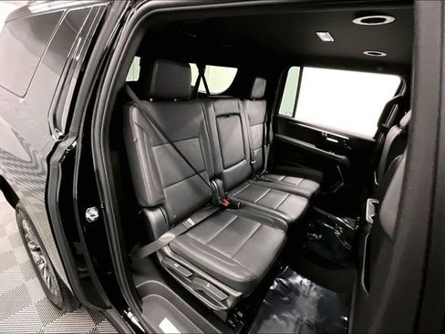 Used 2025 Chevrolet Suburban Z71 image 24