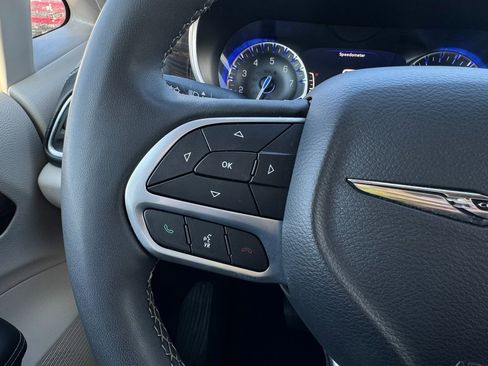 Used 2023 Chrysler Pacifica Limited image 17