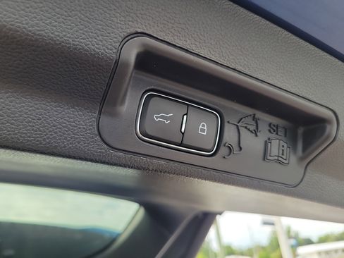 Used 2020 Ford Explorer XLT w/ Equipment Group 202A AWD/4WD image 14