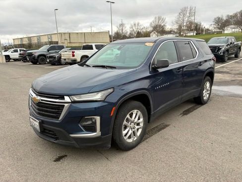 Used 2022 Chevrolet Traverse LS image 3