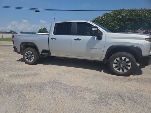 Used 2022 Chevrolet Silverado 2500 Custom w/ Custom Value Package AWD/4WD image 12