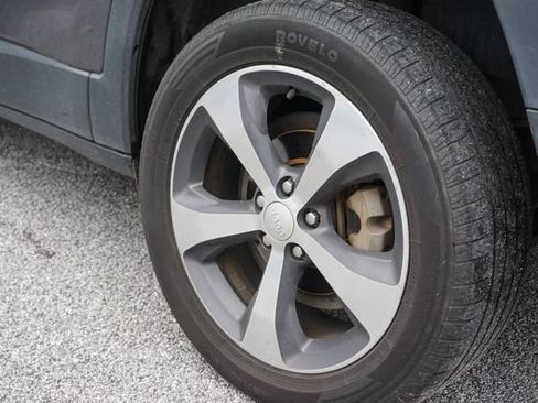 Used 2019 Jeep Cherokee Limited FWD image 6