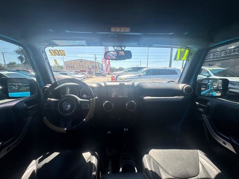 Used 2017 Jeep Wrangler Unlimited Sahara w/ Connectivity Group AWD/4WD image 15