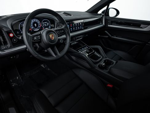 Certified 2025 Porsche Cayenne image 4