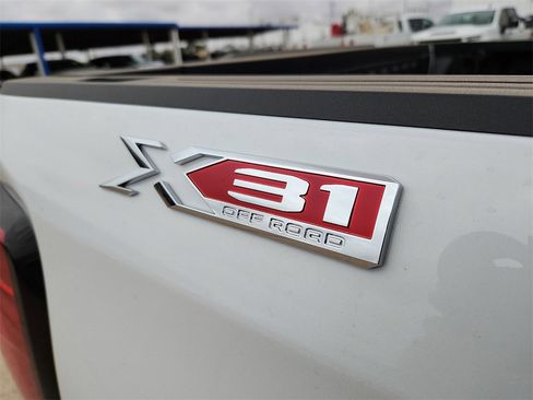 New 2025 GMC Sierra 1500 SLT image 10