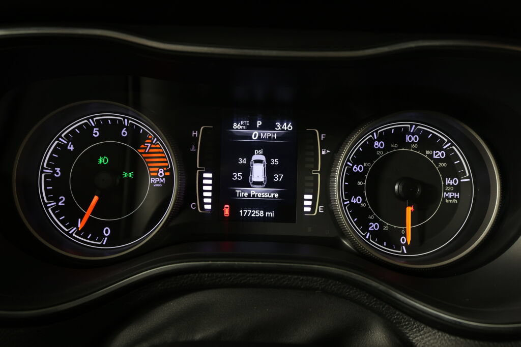 Used 2019 Jeep Cherokee Latitude Plus w/ Comfort/Convenience Group FWD image 31