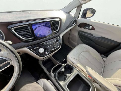 Used 2017 Chrysler Pacifica Limited w/ Tire & Wheel Group image 20