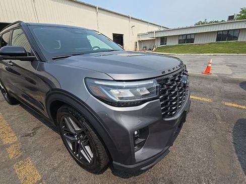 Used 2025 Ford Explorer ST AWD/4WD image 2