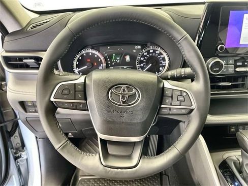 Used 2024 Toyota Highlander LE FWD image 15
