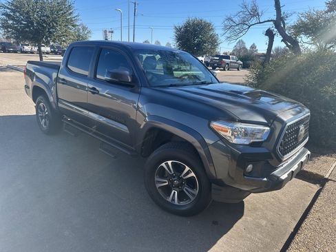 Used 2018 Toyota Tacoma TRD Sport image 3