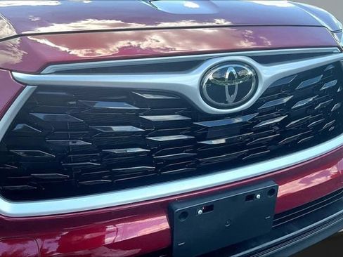 Used 2022 Toyota Highlander XLE AWD/4WD image 34