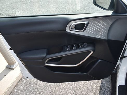 Used 2025 Kia Soul LX w/ LX Technology Package FWD image 10