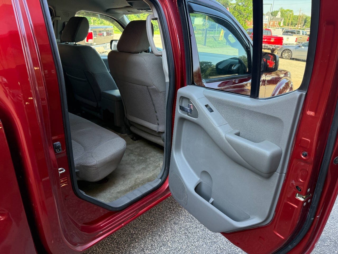 Used 2017 Nissan Frontier SV w/ SV Value Truck Package RWD image 15