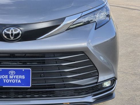 Used 2026 Toyota Sienna XLE FWD image 4