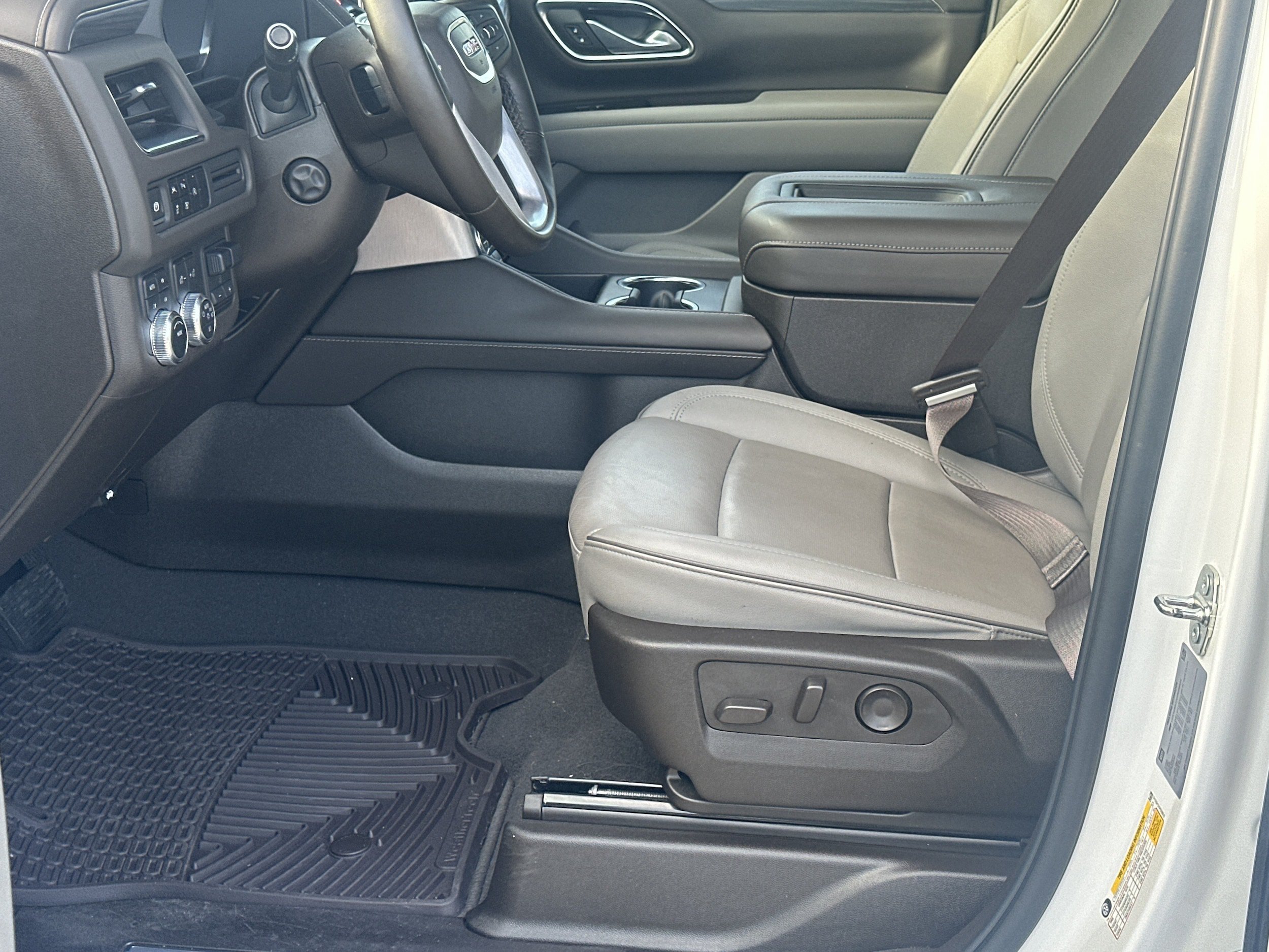Used 2024 GMC Yukon SLT w/ SLT Luxury Package AWD/4WD image 9