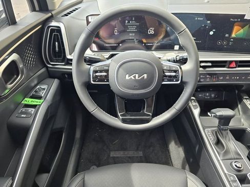 Used 2025 Kia Sorento S image 17