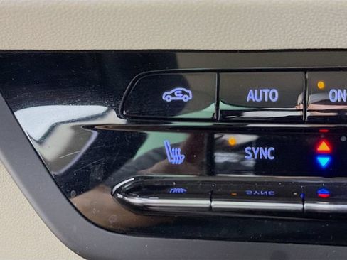 Used 2022 Buick Envision Essence w/ Technology Package I FWD image 25