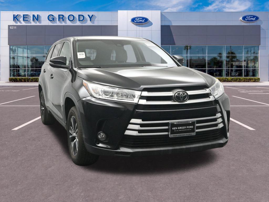 Used 2017 Toyota Highlander Plus w/ Carpet Mat Package FWD image 4