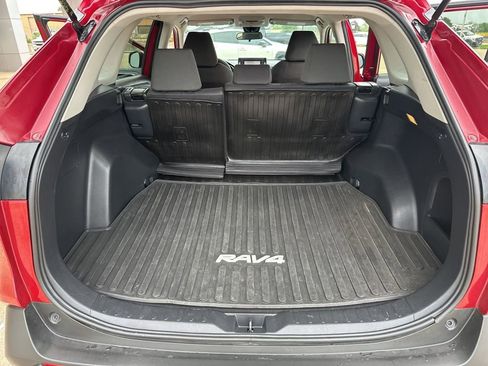 Used 2021 Toyota RAV4 XLE AWD/4WD image 17