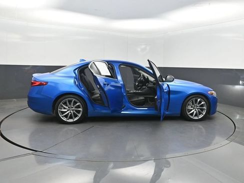 Used 2020 Alfa Romeo Giulia w/ Cold Weather Package RWD image 31