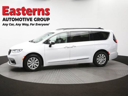 Used 2023 Chrysler Pacifica Limited FWD image 60