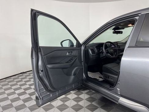 Used 2024 Nissan Rogue SV image 17