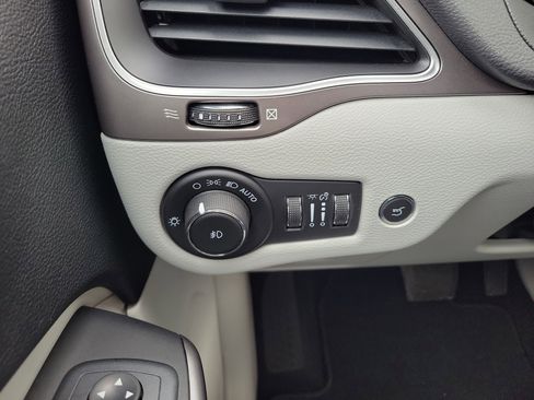 Used 2021 Jeep Cherokee Latitude Lux w/ Sun & Sound Group image 26