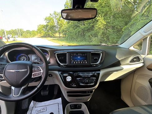 Used 2018 Chrysler Pacifica Touring-L w/ Tire & Wheel Group FWD image 12
