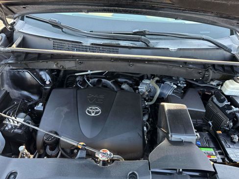 Used 2018 Toyota Highlander SE w/ Carpet Mat Package (TMS) AWD/4WD image 9