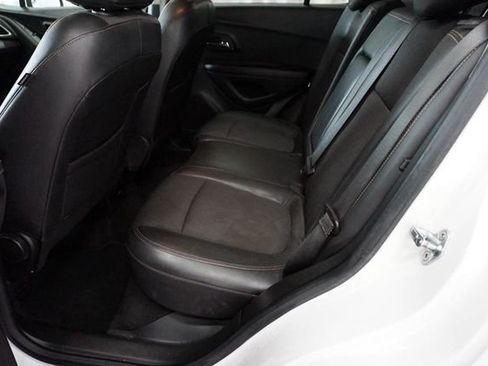 Used 2022 Chevrolet Trax LT w/ LT Convenience Package FWD image 9