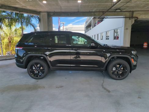 New 2025 Jeep Grand Cherokee Limited image 4