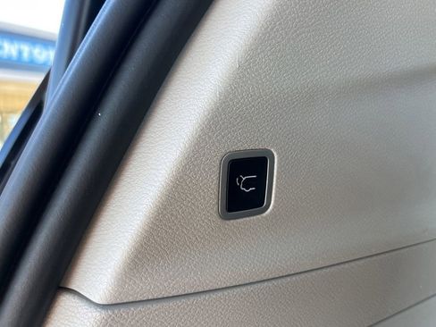 Used 2023 Chrysler Voyager LX FWD image 28