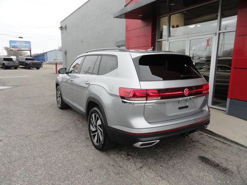 Used 2025 Volkswagen Atlas SE image 3