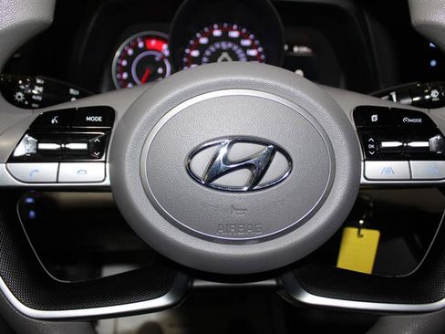 Used 2021 Hyundai Elantra SE FWD image 17