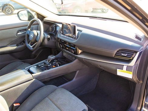 Used 2023 Nissan Rogue SV image 10