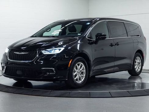 Used 2025 Chrysler Pacifica Select FWD image 6