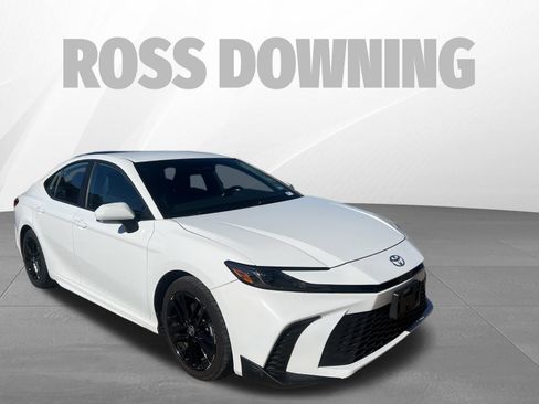 Used 2025 Toyota Camry SE image 3