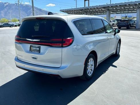 Used 2024 Chrysler Pacifica Touring-L FWD image 24