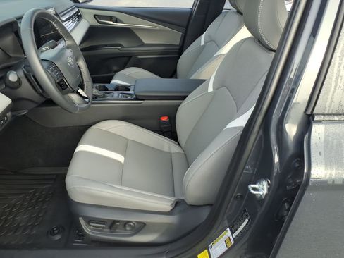 Used 2025 Toyota Camry SE image 16