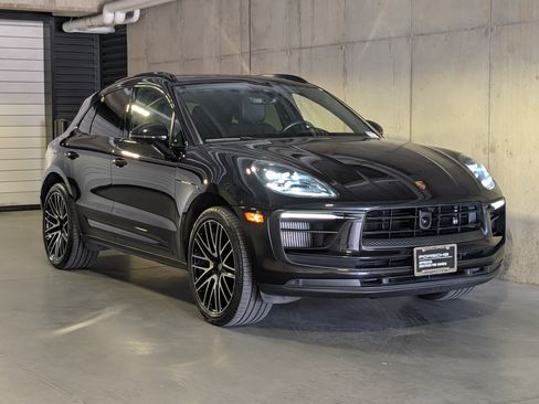 Certified 2022 Porsche Macan S AWD/4WD image 11