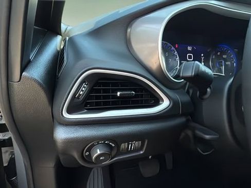 Used 2025 Chrysler Pacifica Select image 21